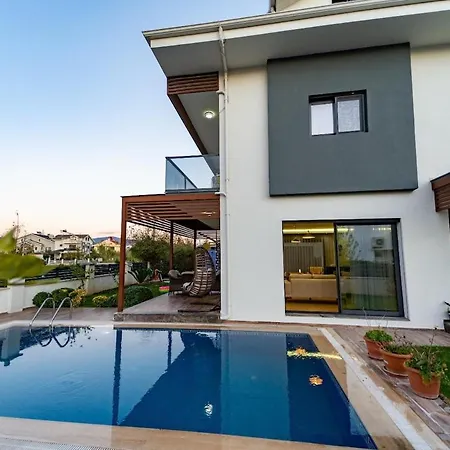 Merkezde Muhtesem Havuzlu Villa