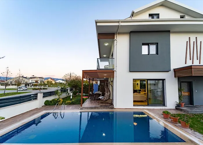 Merkezde Muhtesem Havuzlu Villa Fethiye