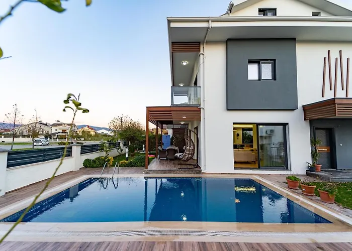 Villa Merkezde Muhtesem Havuzlu