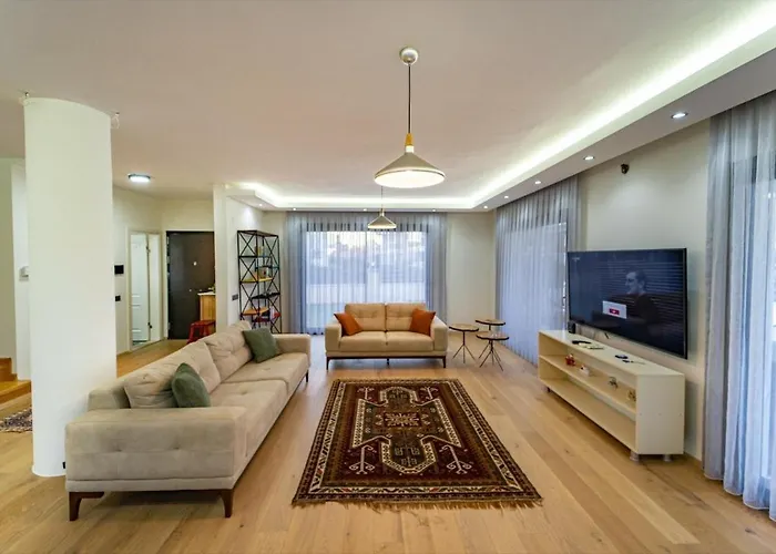 Villa Merkezde Muhtesem Havuzlu