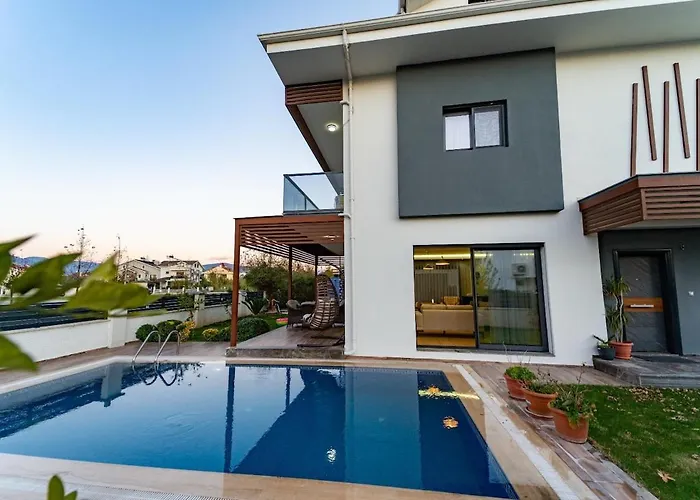 Merkezde Muhtesem Havuzlu Villa