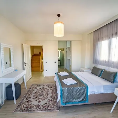 Merkezde Muhtesem Havuzlu Vila