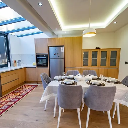 Merkezde Muhtesem Havuzlu Vila *