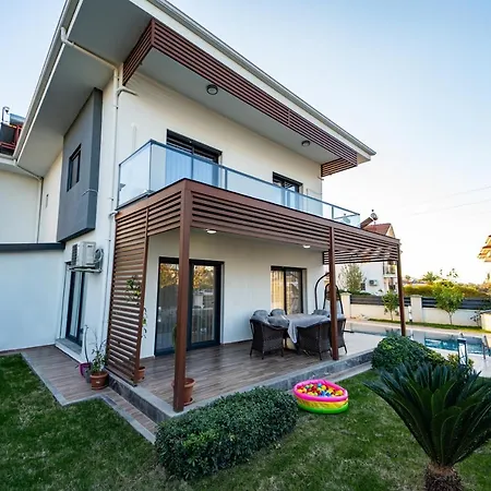Vila Merkezde Muhtesem Havuzlu Fethiye