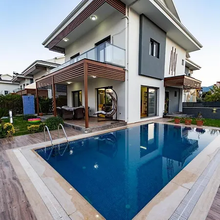 Vila Merkezde Muhtesem Havuzlu *