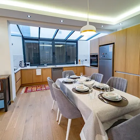 Merkezde Muhtesem Havuzlu Villa *