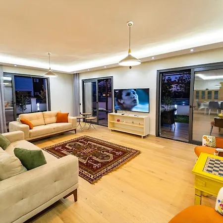 Merkezde Muhtesem Havuzlu Vila Fethiye