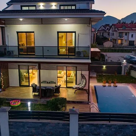Merkezde Muhtesem Havuzlu Willa *