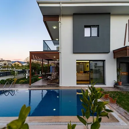 Villa Merkezde Muhtesem Havuzlu