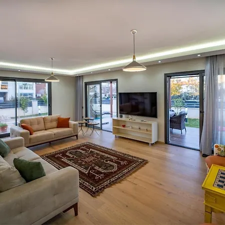 Merkezde Muhtesem Havuzlu Villa *